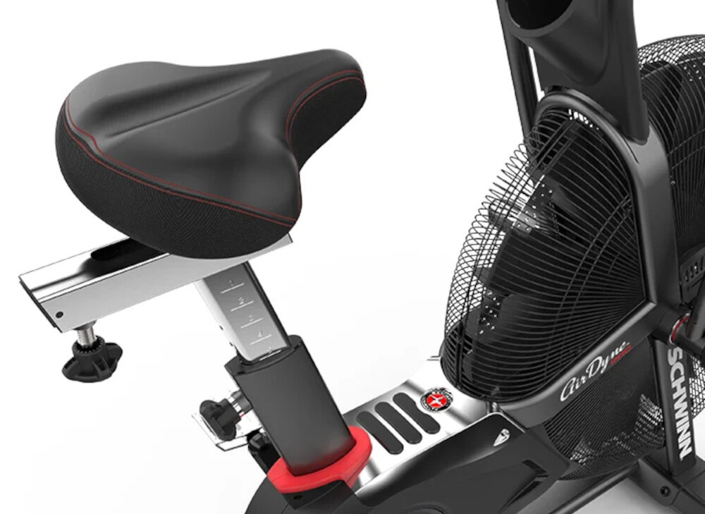 Rower powietrzny SCHWINN Airdyne AD8 zbliżenie na siodełko na białym tle regulowane siodełko pionowe i poziome dostosowanie ergonomiczna konstrukcja solidne wykonanie stabilność i bezpieczeństwo