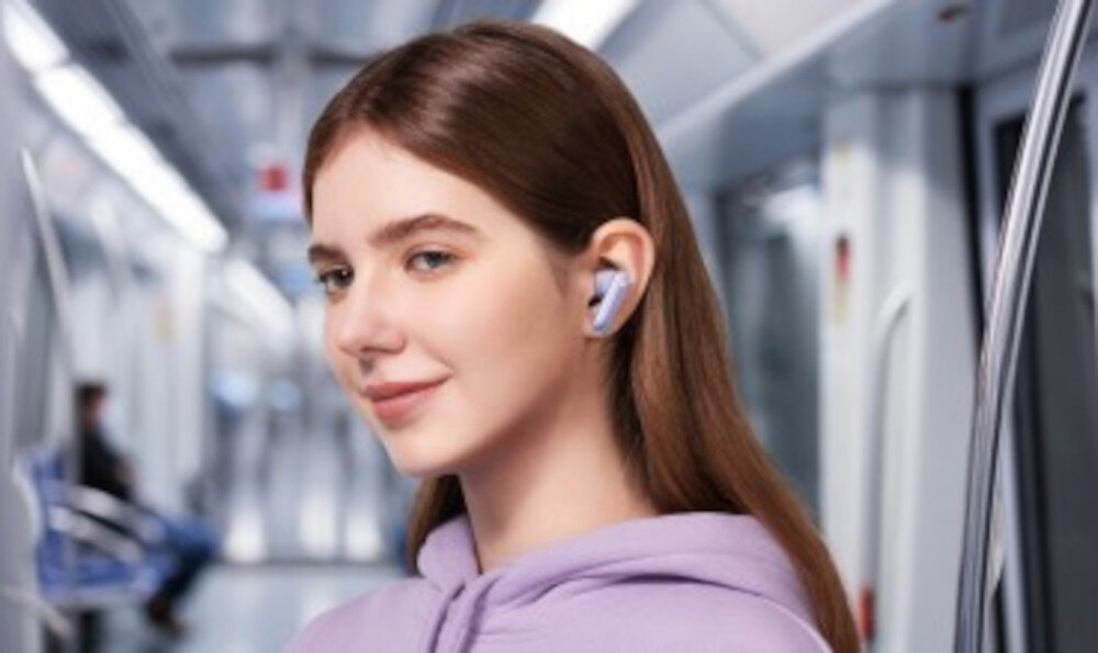 Słuchawki dokanałowe SOUNDCORE P40i ANC Smart Noise Cancelling automatyczne dopasowanie, osoba z założonymi słuchawkami dokanałowymi w autobusie