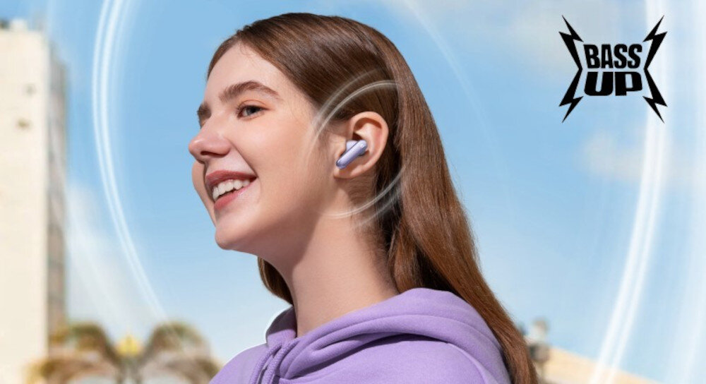 Słuchawki dokanałowe SOUNDCORE P40i ANC BassUp mocne basy przetworniki 11mm, osoba z założonymi słuchawkami dokanałowymi otoczona dźwiękiem