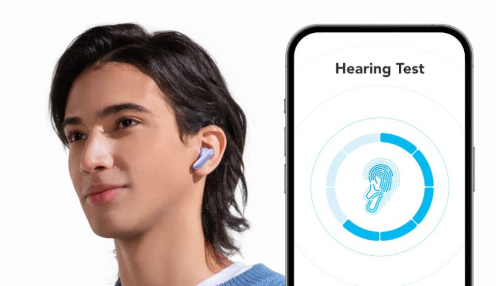 Słuchawki dokanałowe SOUNDCORE P40i ANC HearID profil dźwięku personalizacja, osoba z założonymi słuchawkami dokanałowymi, smartfon