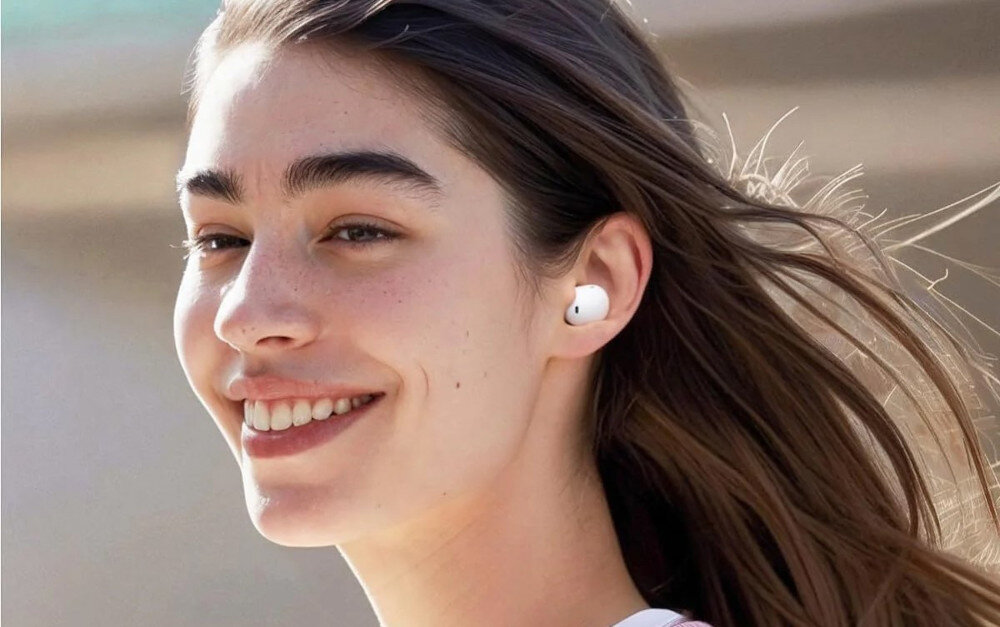 Słuchawki dokanałowe SOUNDCORE A30I ANC - Dźwięk bez zakłóceń w ruchu, kobieta z założonymi słuchawkami