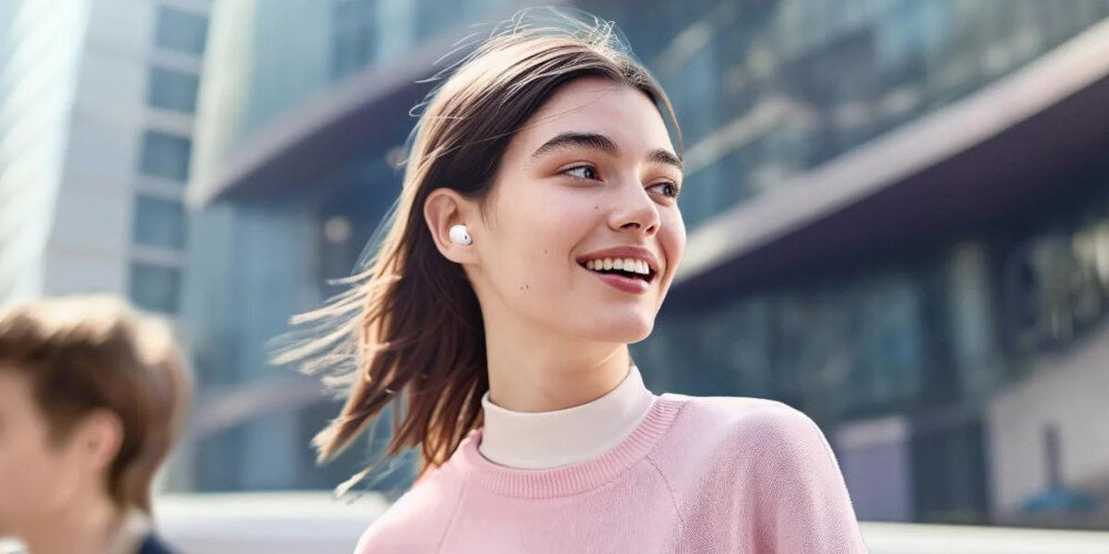 Słuchawki dokanałowe SOUNDCORE A30I ANC - Czysty dźwięk bez kabli, kobieta z założonymi słuchawkami