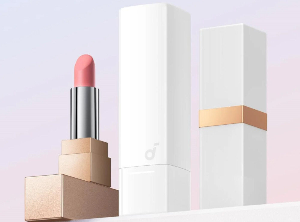 Słuchawki dokanałowe SOUNDCORE A30I ANC - Spokój dzięki redukcji szumów, etui stojące na szafce obok szminki