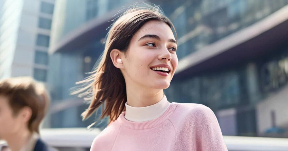 Słuchawki dokanałowe SOUNDCORE A30I ANC - Czysty dźwięk bez kabli, kobieta z założonymi słuchawkami