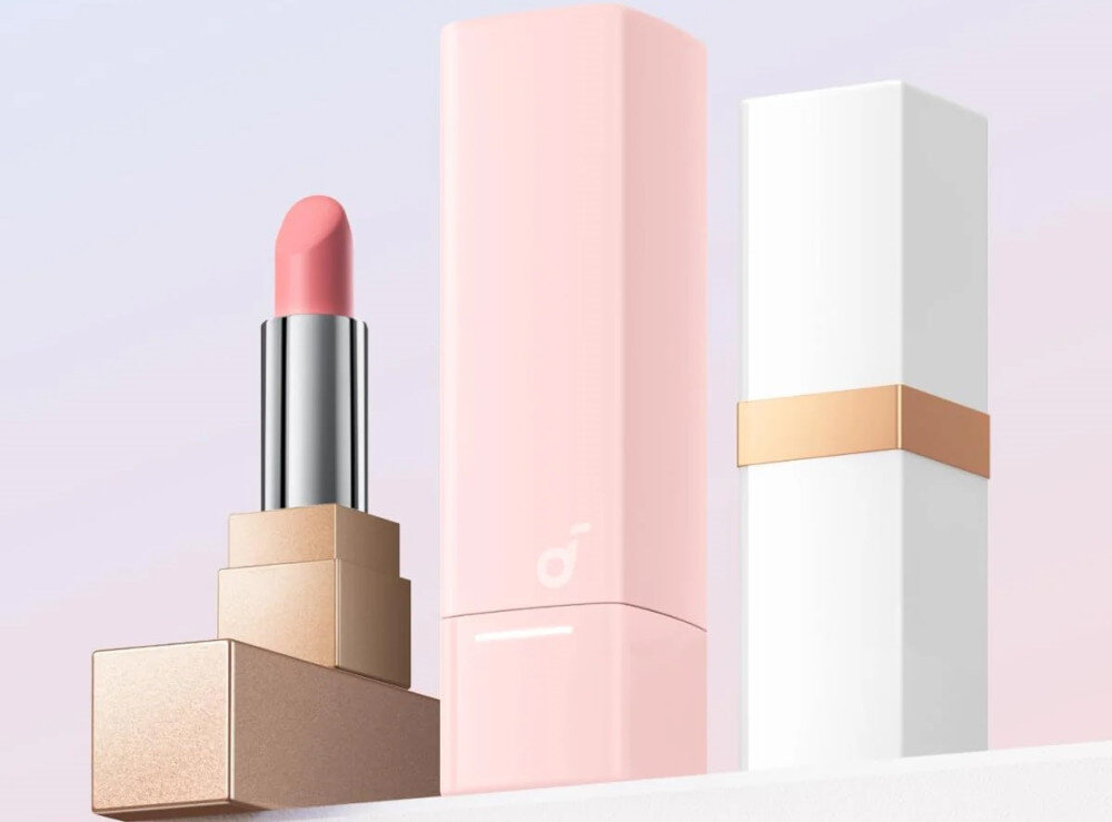 Słuchawki dokanałowe SOUNDCORE A30I ANC - Spokój dzięki redukcji szumów, etui stojące na szafce obok szminki