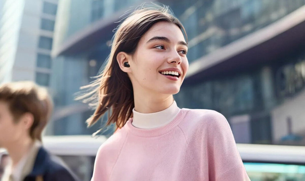 Słuchawki dokanałowe SOUNDCORE A30I ANC - Czysty dźwięk bez kabli, kobieta z założonymi słuchawkami