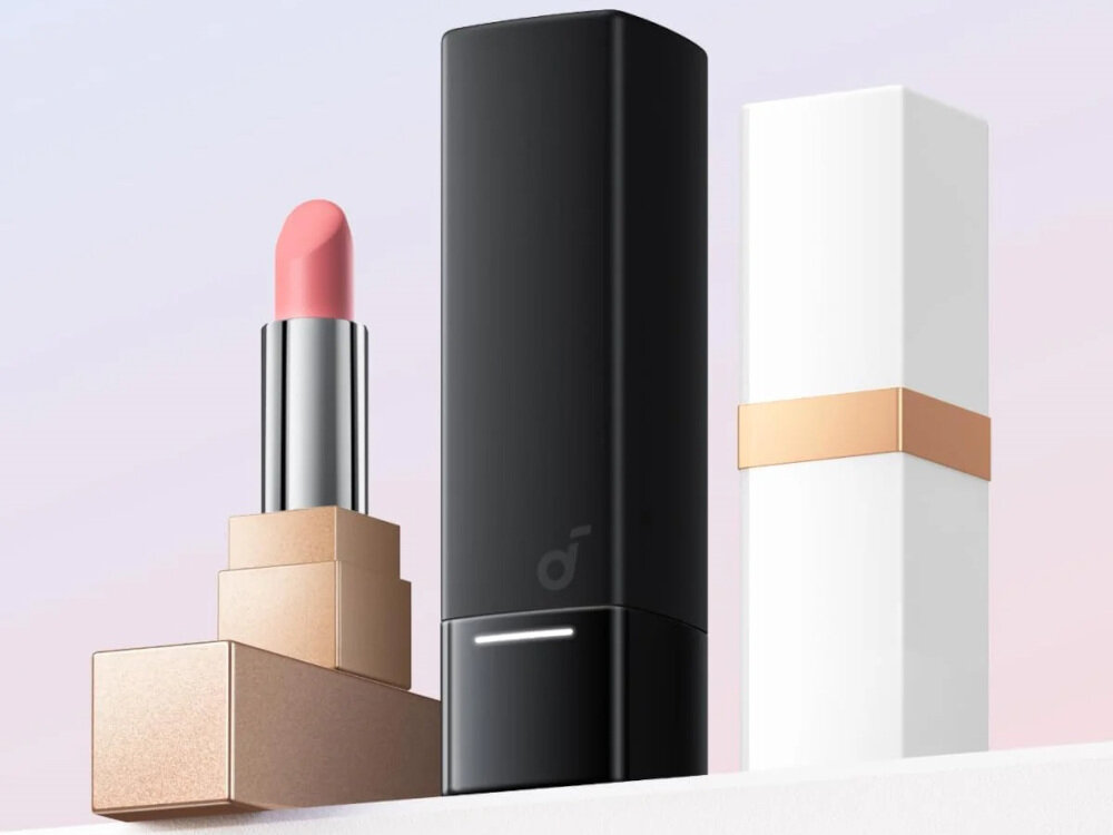 Słuchawki dokanałowe SOUNDCORE A30I ANC - Spokój dzięki redukcji szumów, etui stojące na szafce obok szminki