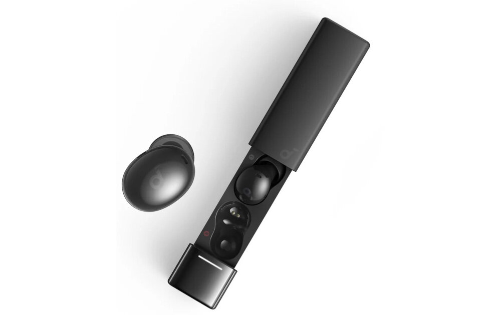 Słuchawki dokanałowe SOUNDCORE A30I ANC - Dobre do rozmów, etui ze słuchawkami na białym tle po skosie