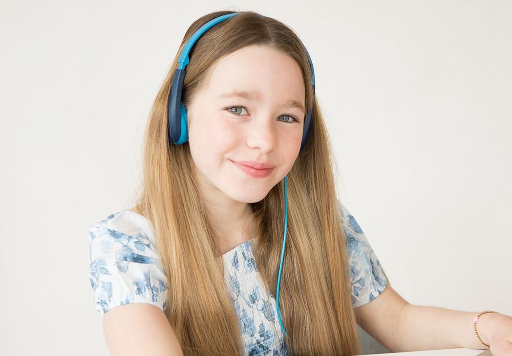 Słuchawki nauszne JLAB JBuddies Pop design komfort lekkość dźwięk jakość wrażenia słuchowe ergonomia lekkość sport aktywność podróże czas pracy działanie akumulator