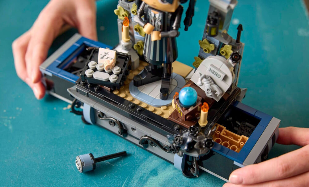 LEGO 76780 Wednesday Figurka Wednesday Addams figurka zawiera ruchome elementy umożliwiające tworzenie własnych scenariuszy