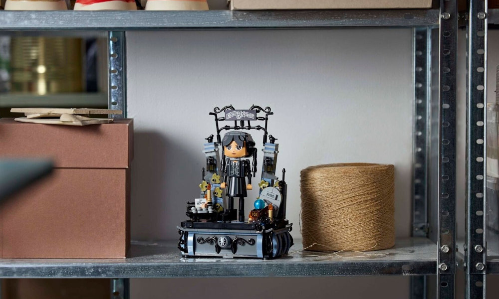 LEGO 76780 Wednesday Figurka Wednesday Addams model kolekcjonerski, który dobrze sprawdzi się jako ozdoba na półkę na zdjęciu figurka stojąca na półce