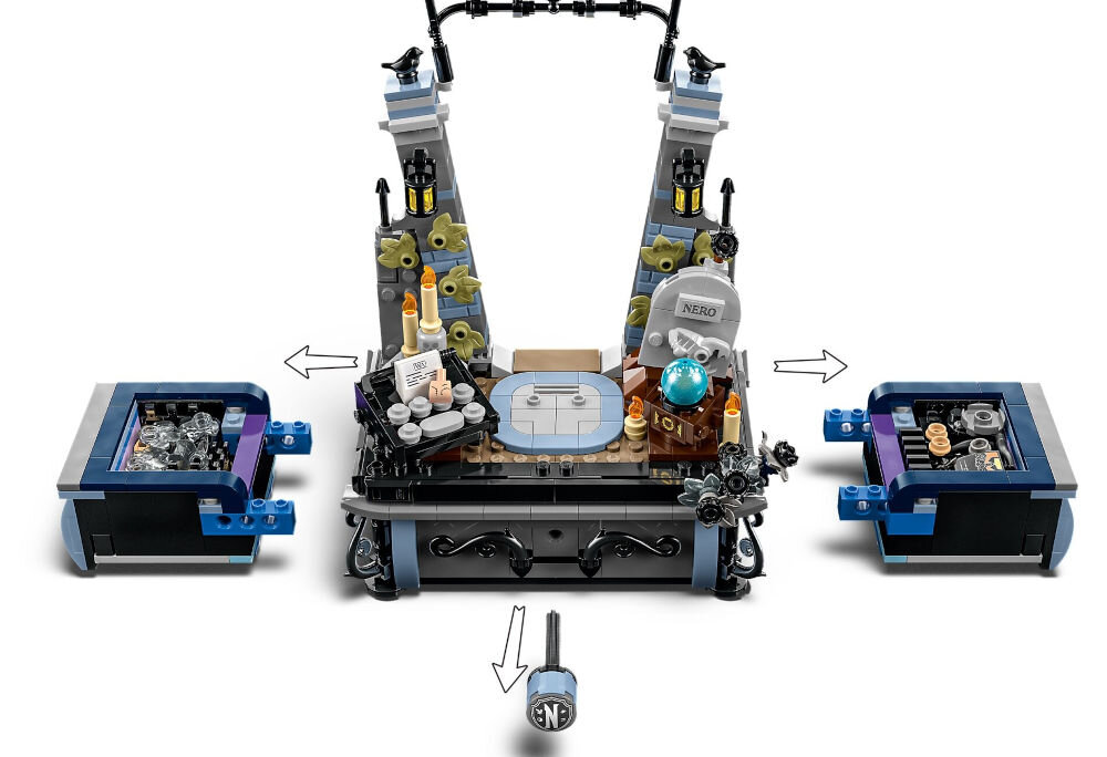 LEGO 76780 Wednesday Figurka Wednesday Addams w zestawie schowki na ulubione przedmioty Wednesday sukienka ze szkolnego balu mundurek na zdjęciu brama Akademii Nevermore oraz schowki z akcesoriami na białym tle
