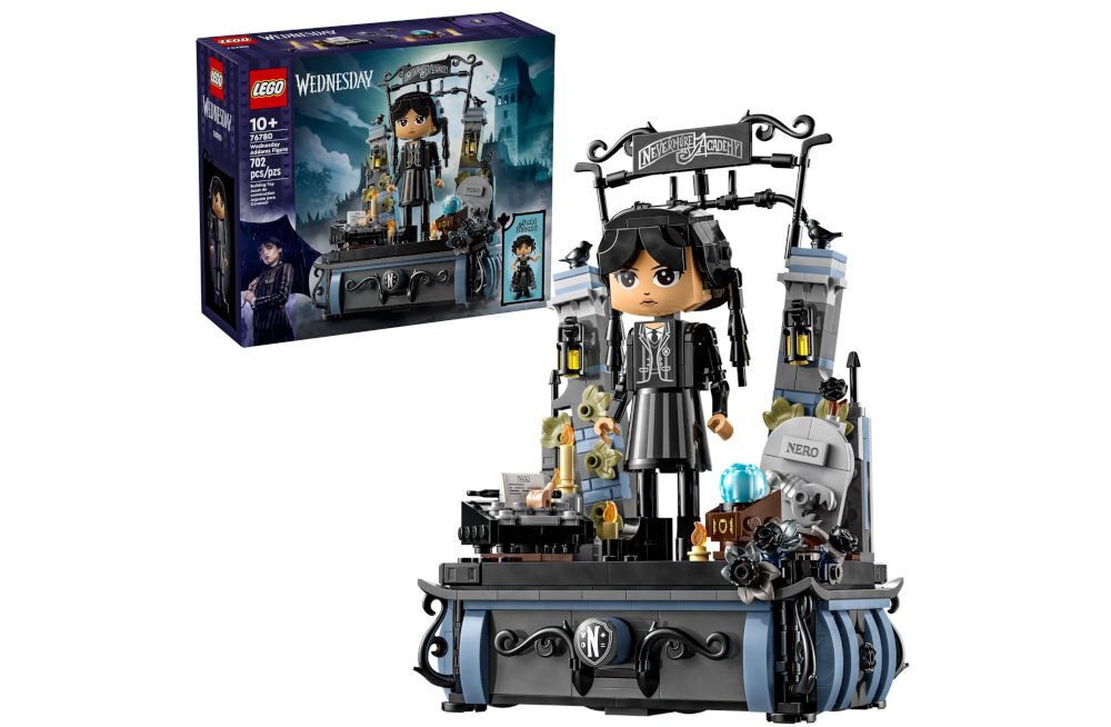 LEGO 76780 Wednesday Figurka Wednesday Addams (702 elementy) złożona figurka stojąca w bramie Akademii Nevermore oraz pudełko na białym tle