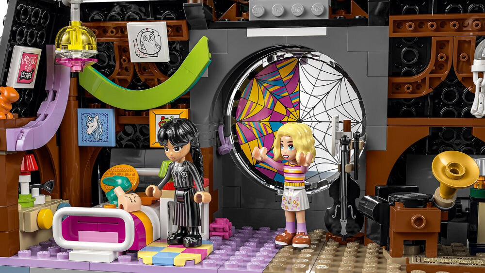 LEGO 76781 Wednesday Pokój Wednesday i Enid model kolekcjonerski zachwyci miłośników serialu, dobrze sprawdzi się jako ozdoba w pokoju zarówno dzieci, jak i dorosłych
na zdjęciu Wednesday i Enid w pokoju