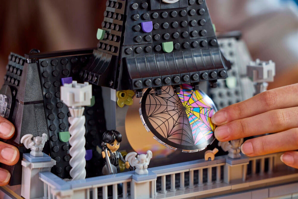 LEGO 76781 Wednesday Pokój Wednesday i Enid inspiruje do zabawy zawiera ukryte szuflady tajemnicze zakamarki, jest bogaty w akcesoria,
rozwija wyobraźnię Wednesday na balkonie