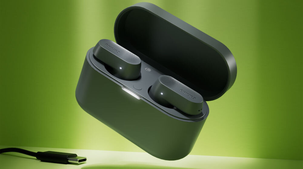 Słuchawki dokanałowe PHILIPS TAT3509GY/00, kieszonkowe etui, tryb mono, mobilność, etui ładujące z słuchawkami dokanałowymi oraz kablem USB-C na zielonym tle