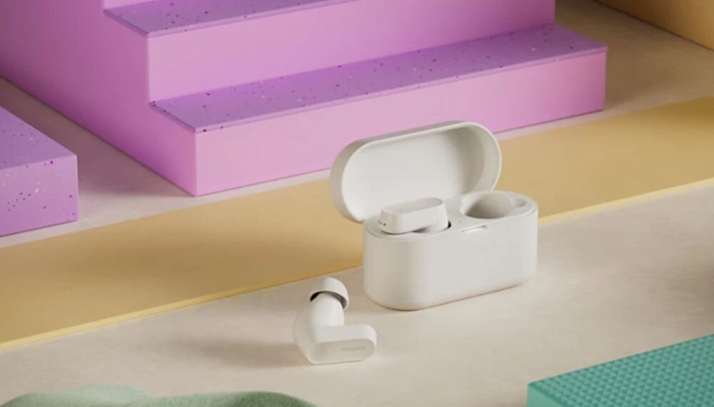 Słuchawki dokanałowe PHILIPS TAT3509WT/00, etui ładujące, USB-C, długi czas pracy, etui ładujące z słuchawkami dokanałowymi w pomieszczeniu