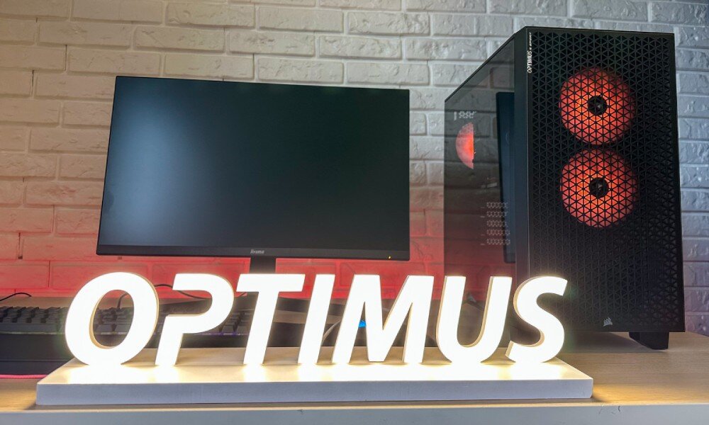 Komputer OPTIMUS E-sport GA520T-CR4 Obudowa komputera z podświetlonym wnętrzem, widoczne wentylatory w kolorze żółtym oraz karta graficzna, ustawiona w pomieszczeniu z panelami wygłuszającymi, opis
