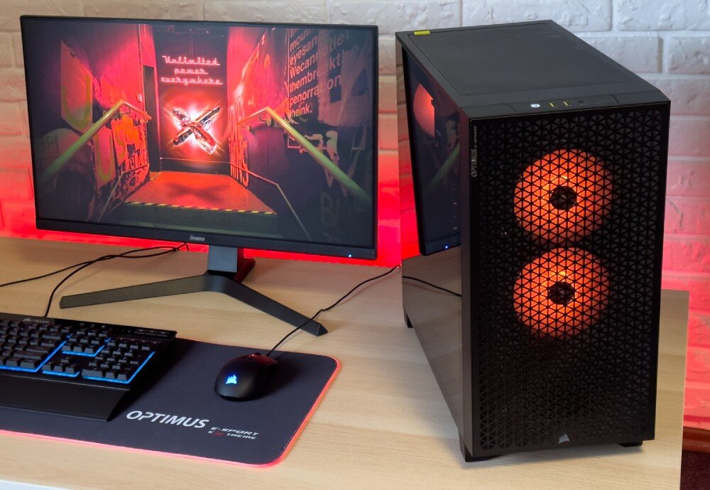 Komputer OPTIMUS E-sport GA520T-CR4 Obudowa komputera z przezroczystą boczną ścianką, wewnątrz widoczna karta graficzna, podświetlone wentylatory i chłodzenie procesora, procesor, moc obliczeniowa, prędkość