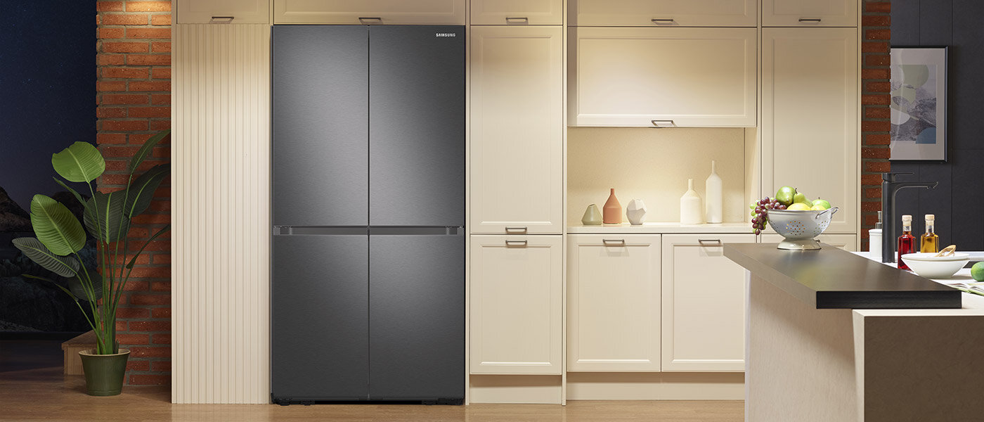 Design lodówki Samsung RF65A967FB1 przyciąga uwagę i wpisuje się w nowoczesne wnętrza.