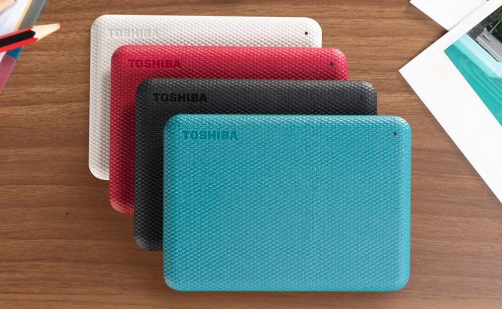 Dysk TOSHIBA Canvio Advance Przenośny dysk zewnętrzny o prostokątnym kształcie z zaokrąglonymi rogami, posiadający fakturowaną obudowę z wytłoczonym napisem 'TOSHIBA', opis