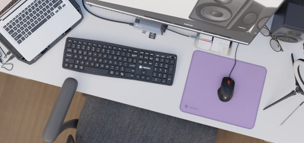 Podkładka NATEC Colors Series Pure Lavender
stylowa i funkcjonalna, podkładka, mysz klawiatura, laptop oraz monitor na białym biurku