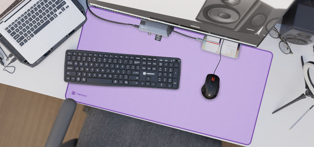 Podkładka NATEC Colors Series Pure Lavender XL
stylowa i funkcjonalna, podkładka, mysz klawiatura, laptop oraz monitor na białym biurku