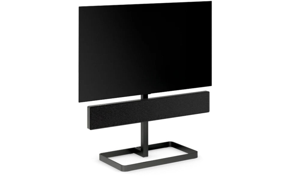 Soundbar BANG & OLUFSEN Beosound Stage - Wielka moc, telewizor z soundbarem zawieszony na stojaku po skosie