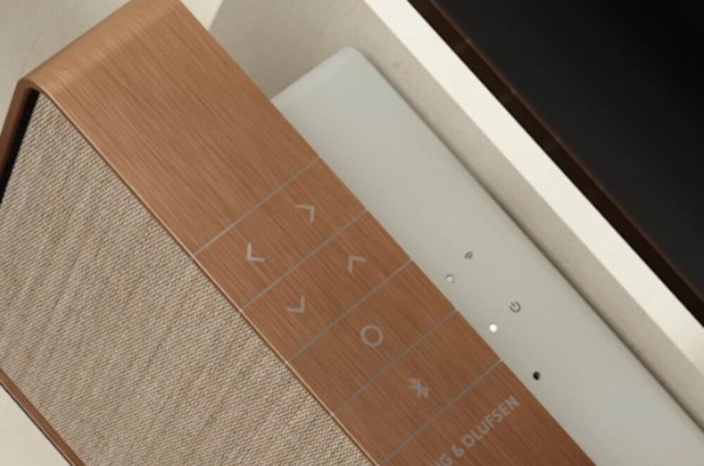 Soundbar BANG & OLUFSEN Beosound Stage - Optymalizacja dźwięku, kadr soundbara z guzikami funkcyjnymi