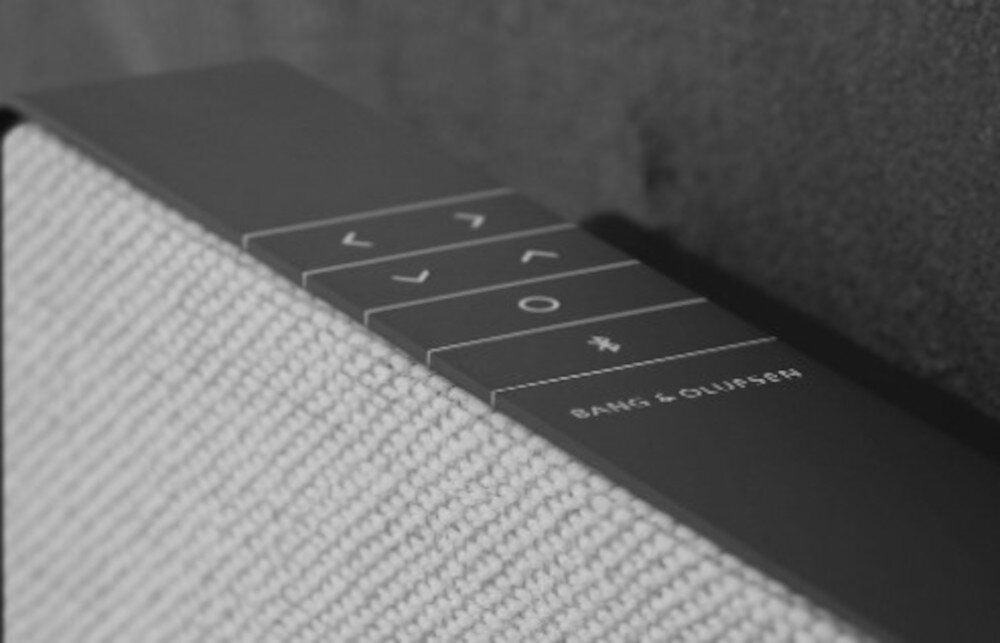 Soundbar BANG & OLUFSEN Beosound Stage - Wybór odpowiedniego trybu, kadr soiundbara z guzikami funkcyjnymi