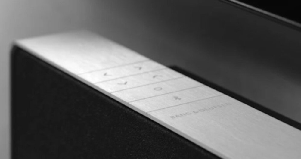 Soundbar BANG & OLUFSEN Beosound Stage - Funkcja Multiroom, kadr soundbara z guzikami funkcyjnymi