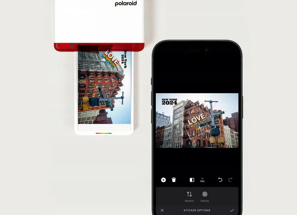 Drukarka POLAROID Hi-print 4x6 E-Box Druk w kolorze, Bluetooth prezentacja działania aplikacji na telefonie obok drukarka drukująca zdjęcie jasne tło aplikacja z filtrami i personalizacją zdjęć