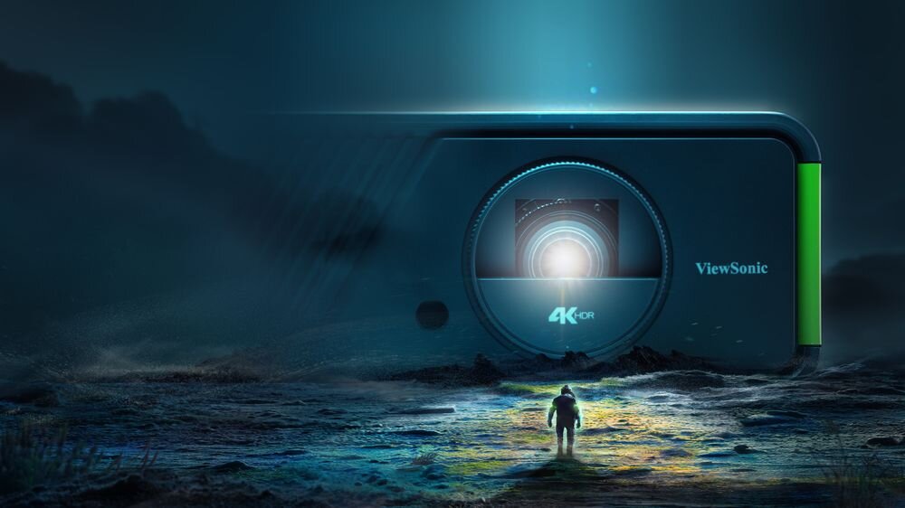Projektor VIEWSONIC X1-4K Pro obraz do grania i rozrywki, osoba stojąca przed taflą morza, projektor w tle