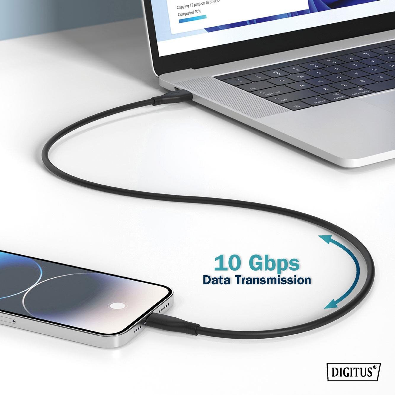 Na obrazie widać czarny kabel USB-C podłączony do laptopa i smartfona. Widoczny jest napis \'10 Gbps Data Transmission\' oraz logo \'DIGITUS\'.