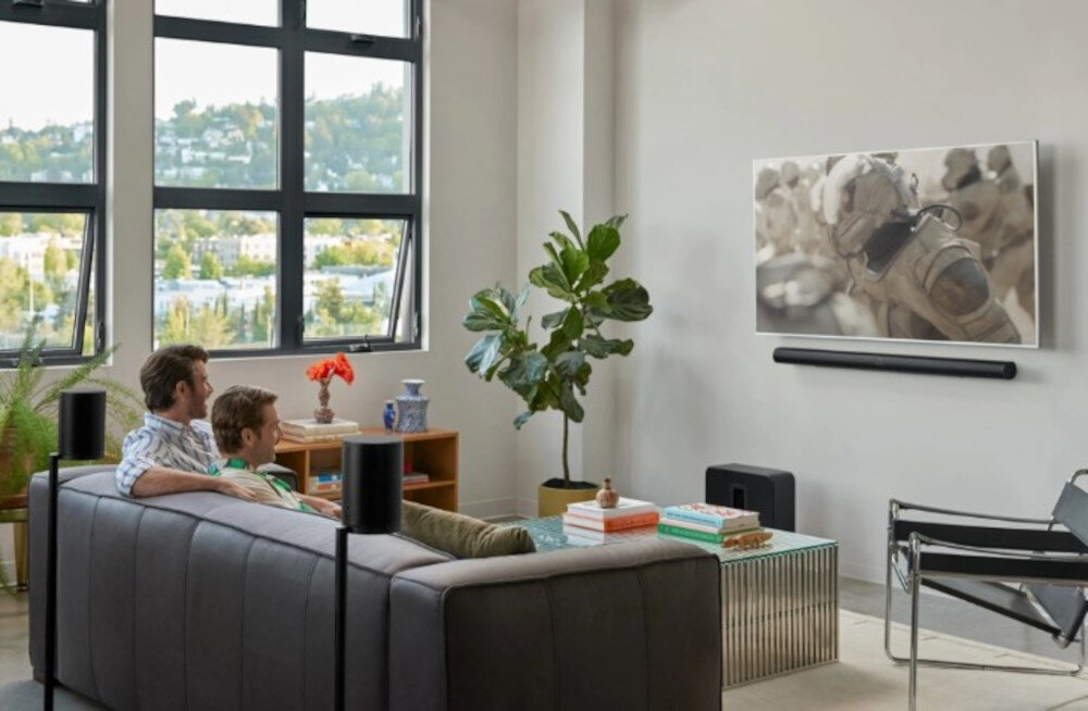 Soundbar SONOS Arc Ultra - Potężny dźwięk i pełna kontrola, telewizor, ludzie siedzący na kanapie oglądający telewizje, Soundbar zawieszony pod telewizorem