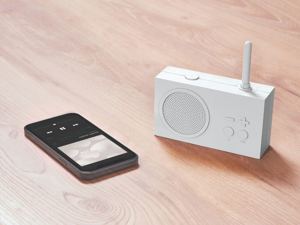 Radioodtwarzacz LEXON Tykho 3 LA119W7 Jasnobeżowy
            radio na podłodze klasyczna forma charakterystyczna obudowa styl klasa design