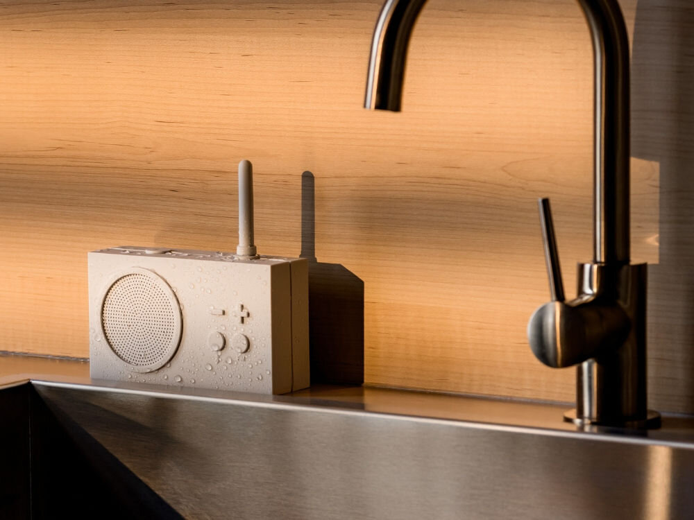 Radioodtwarzacz LEXON Tykho 3 LA119W7 Jasnobeżowy
            radio obok zlewu wbudowany głośnik czysty dźwięk muzyka obsługa panel sterowania moc wyjściowa 3 W