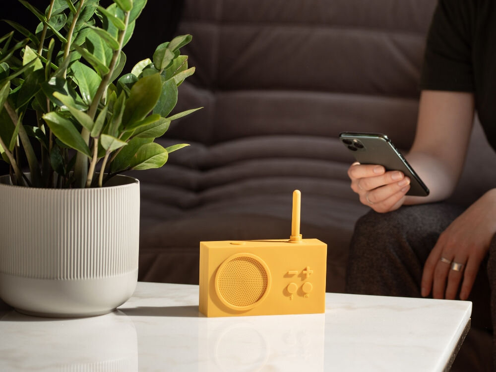 Radioodtwarzacz LEXON Tykho 3 LA119J8 Żółty
            radio na stoliku klasyczna forma charakterystyczna obudowa styl klasa design