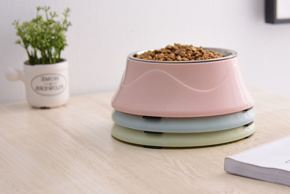 Podwójna miska dla psa Extralink Pets, elegancki wygląd i funkcjonalność 2w1, na karmę i wodę - Na zdjęciu znajduje się różowa miska dla zwierząt wypełniona suchą karmą, ustawiona na dwóch innych miskach w kolorach niebieskim i zielonym. Obok miski stoi mała roślina w białej doniczce z napisem FLOWER GARDEN