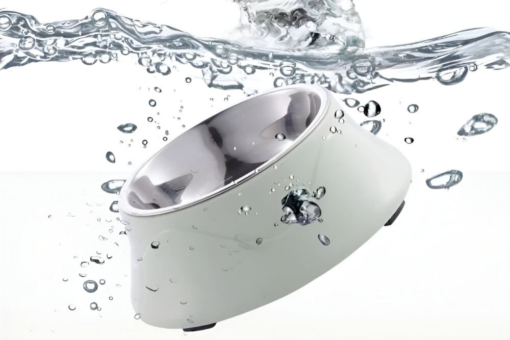 Podwójna miska dla psa Extralink Pets z wyjmowanym stalowym wkładem, łatwość czyszczenia w zmywarce, higieniczne karmienie - Na zdjęciu znajduje się metalowa miska dla zwierząt, zanurzona w wodzie z widocznymi kroplami i falami. Miska ma gładką, błyszczącą powierzchnię i jest umieszczona na białym tle.