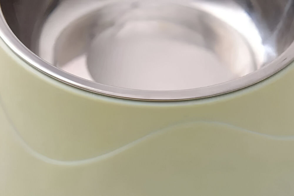 Podwójna miska dla psa Extralink Pets 2w1, pojemność 400ml i 340ml, miska na karmę suchą i wodę, dla małych i średnich psów - Na zdjęciu widoczna jest miska dla zwierząt wykonana z metalu i plastiku, z zewnętrzną częścią w kolorze jasnym zielonym. Miska stoi na jasnym drewnianym podłożu.