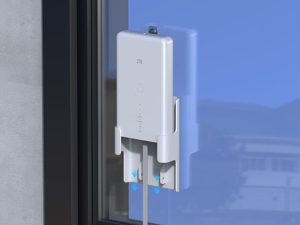 Zestaw montażowy ZTE Window Mounting Set do MC889 Strzałki wskazujące kierunek wsunięcia routera 5G ZTE do uchwytu. Obraz podkreśla prostotę i intuicyjność montażu, który nie wymaga narzędzi.