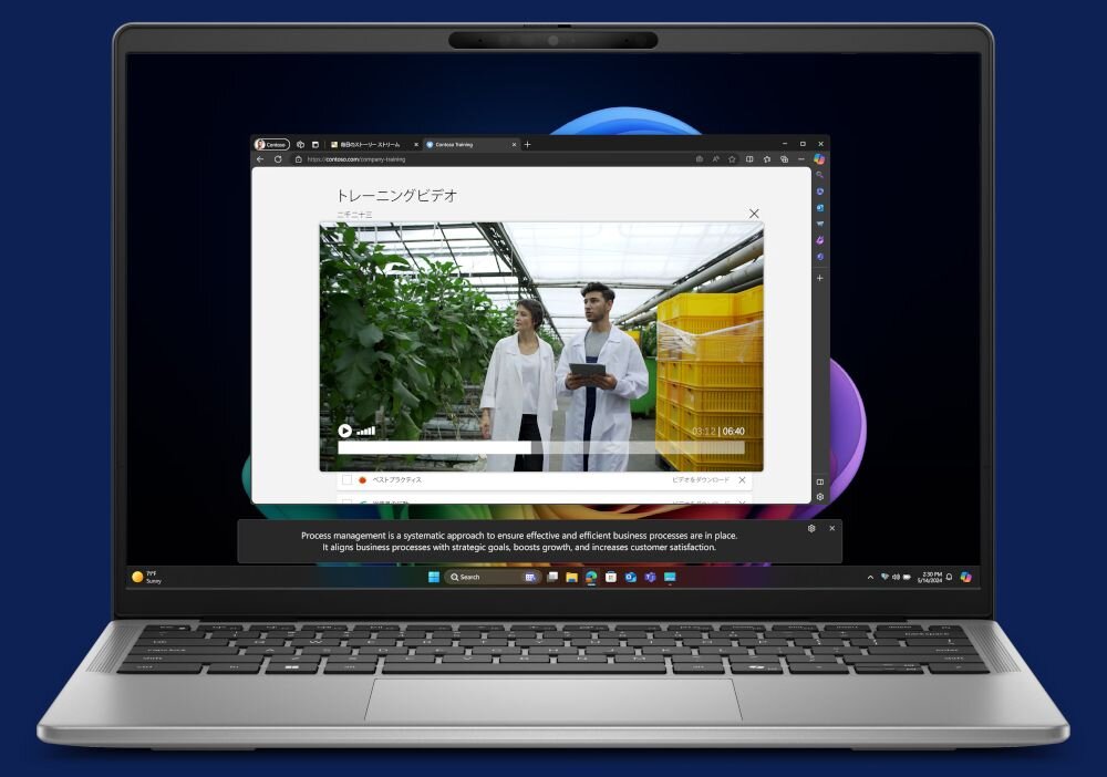 Dell Latitude wyświetlający film treningowy z dwoma pracownikami w białych fartuchach w szklarni z japońskim napisem トレーニングビデオ i opisem procesu zarządzania. - Efekty Windows Studio Voice Focus