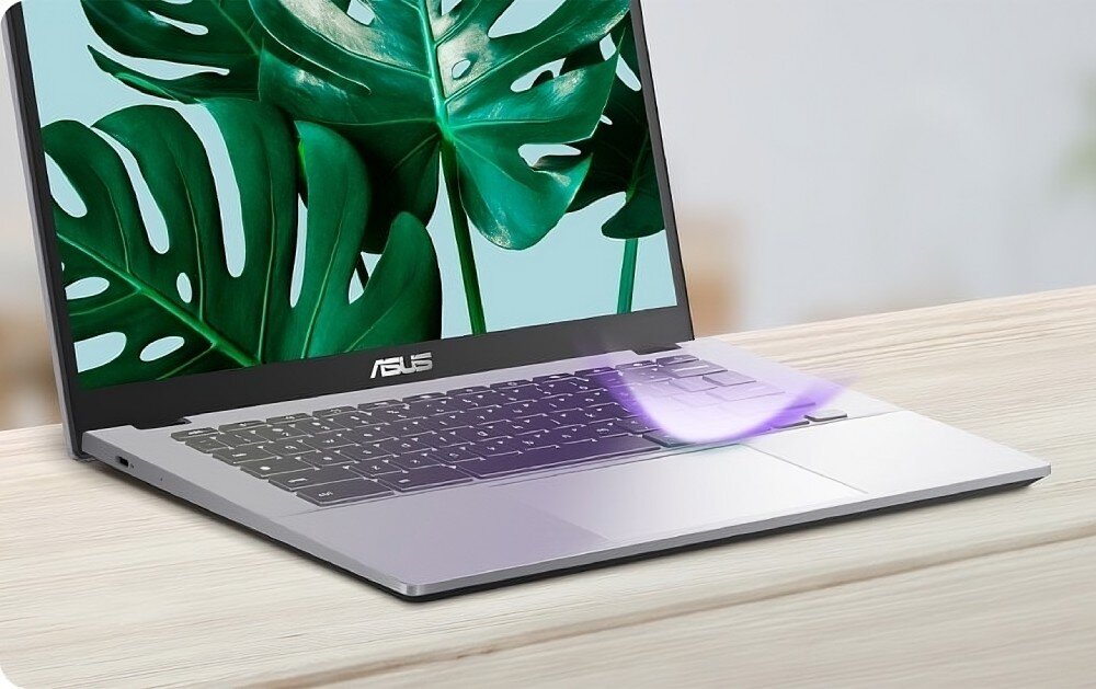 Laptop ASUS Chromebook Plus CX3402CVA Laptop na jasnym drewnianym biurku, z ekranem pokazującym zielone liście, klawiatura, podświetlenie, klawisze, touchpad