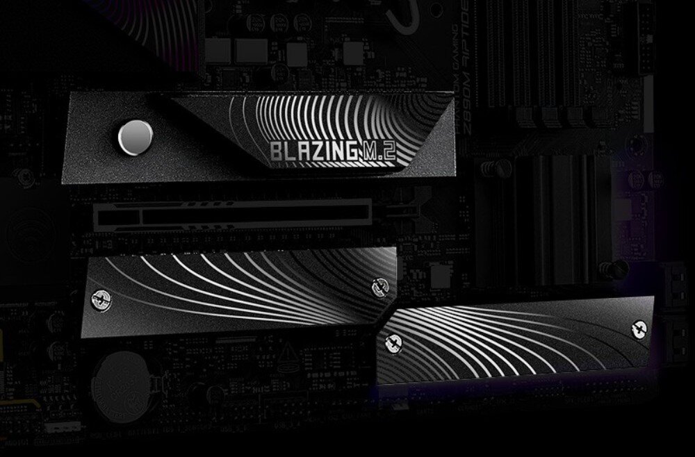 Płyta główna ASROCK Z890M Riptide Wifi Dolna część płyty głównej z widocznymi czarnymi radiatorami M.2 ozdobionymi srebrnymi falistymi liniami