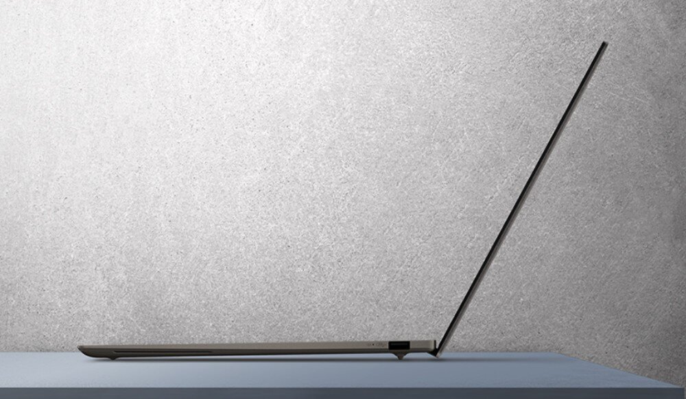 Laptop ASUS ZenBook S 14 UX5406SA-PV030W Laptop pokazany z profilu w pozycji otwartej, z wyraźnie zaznaczoną smukłością obudowy, powłoka, obudowa, grubość