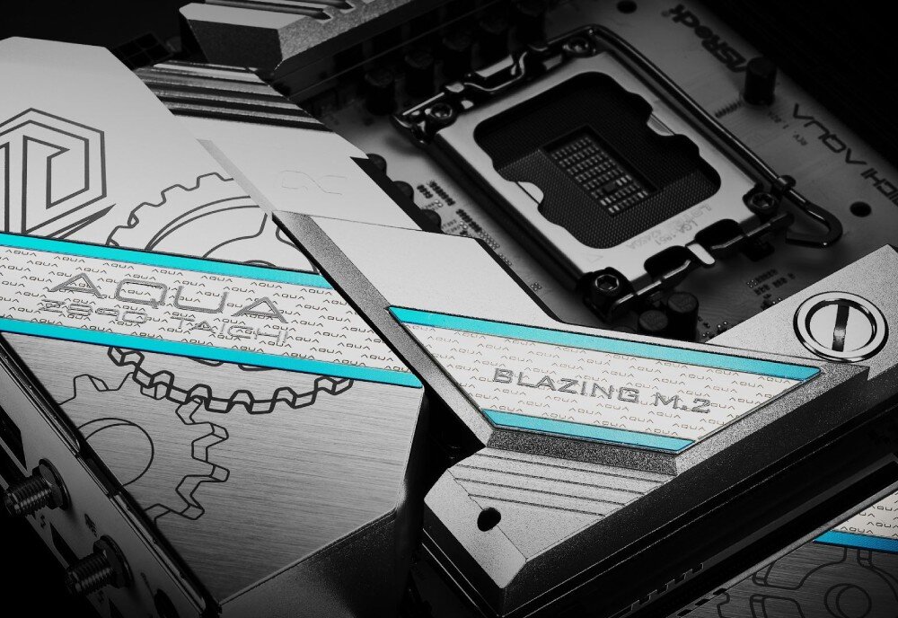 Płyta główna ASROCK Z890 Taichi AQUA Fragment płyty głównej z widocznymi detalami ozdobnymi na radiatorach, na których znajdują się napisy i wzory graficzne w srebrnym i niebieskim kolorze, konstrukcja, procesory, kompatybilność, chipset