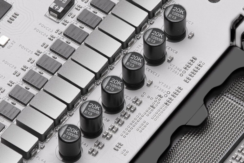 Płyta główna ASROCK Z890 Taichi AQUA Detal kondensatorów na płycie głównej, z wyraźnymi oznaczeniami pojemności oraz elementami układu zasilania w tle, kondensatory, napięcie