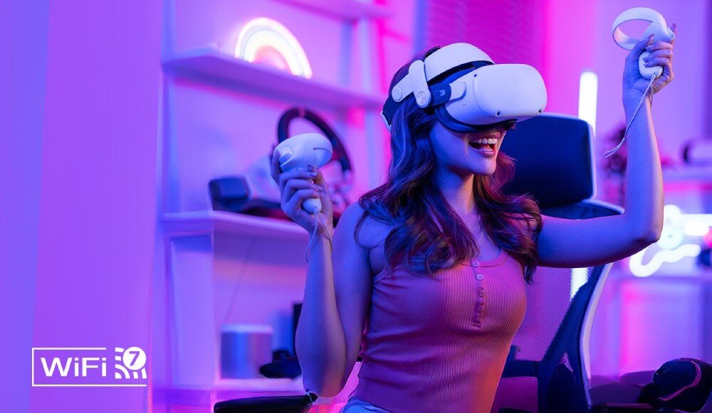 Płyta główna ASROCK Z890 Taichi Lite Uśmiechnięta kobieta w goglach wirtualnej rzeczywistości trzymająca kontrolery w pokoju oświetlonym fioletowym światłem, z logo technologii bezprzewodowej w rogu