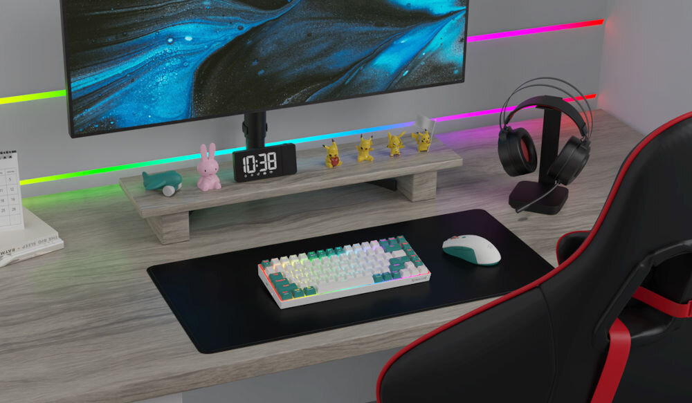 Klawiatura REDRAGON K678WG-RGB-PRO Singed
optymalizacja przestrzeni, rozmiar 65%, zajmuje około 35% mniej miejsca niż klawiatury z tradycyjnym układem,
wymiary ok. 311 x 124 x 36 mm, produkt na biurku, monitor, zegar, słuchawki, fotel, figurki